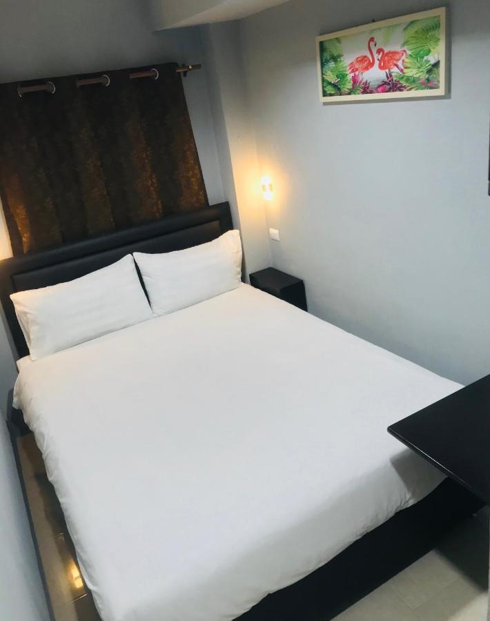 Harrys Resiendence Hotel Bangkok Exterior photo